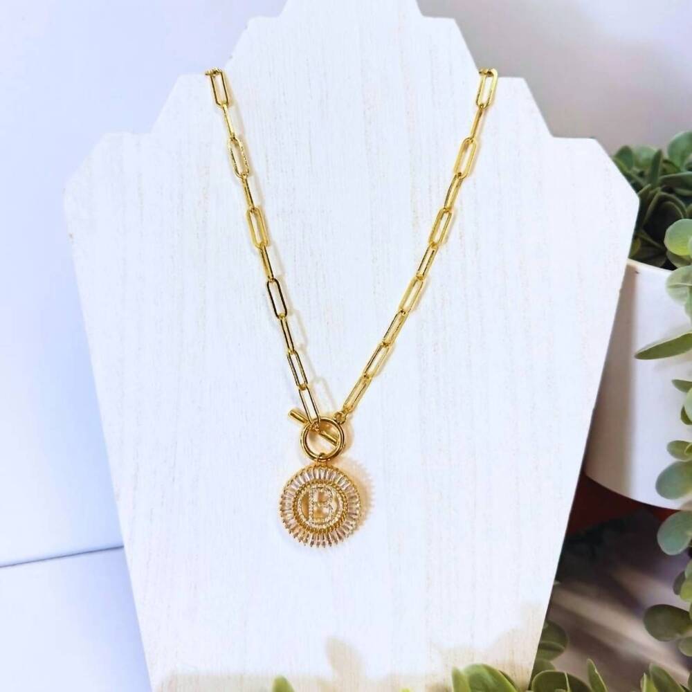 NEW THE SIS KISS women's paperclip radiant initial necklace in gold
